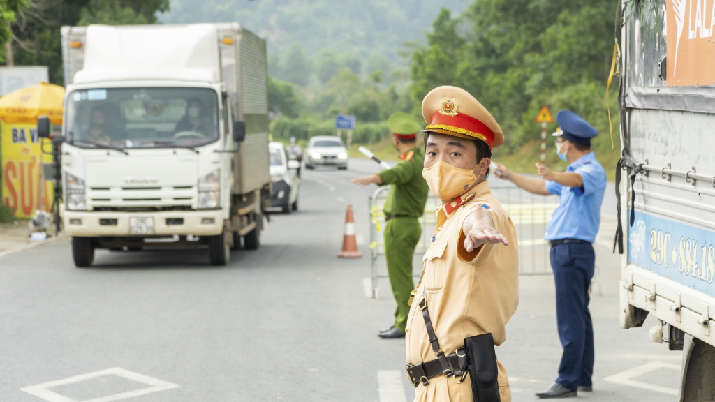 Ảnh công an giao thông thu hút khi đang làm nhiệm vụ 2